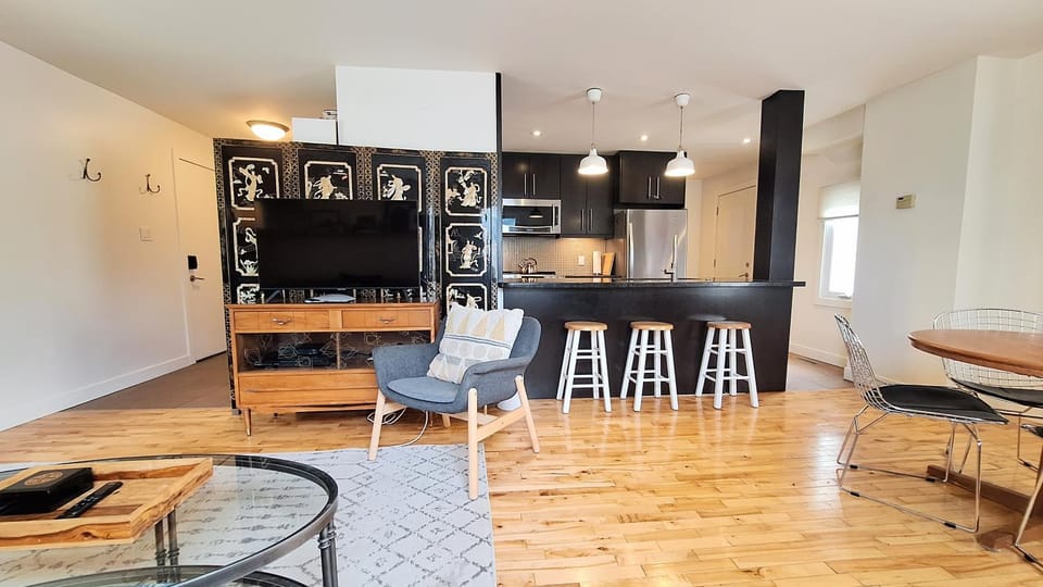 Kitchen or kitchenette, Living room, Seating area, Dining area