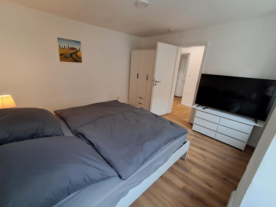 Bed, TV and multimedia, Bedroom