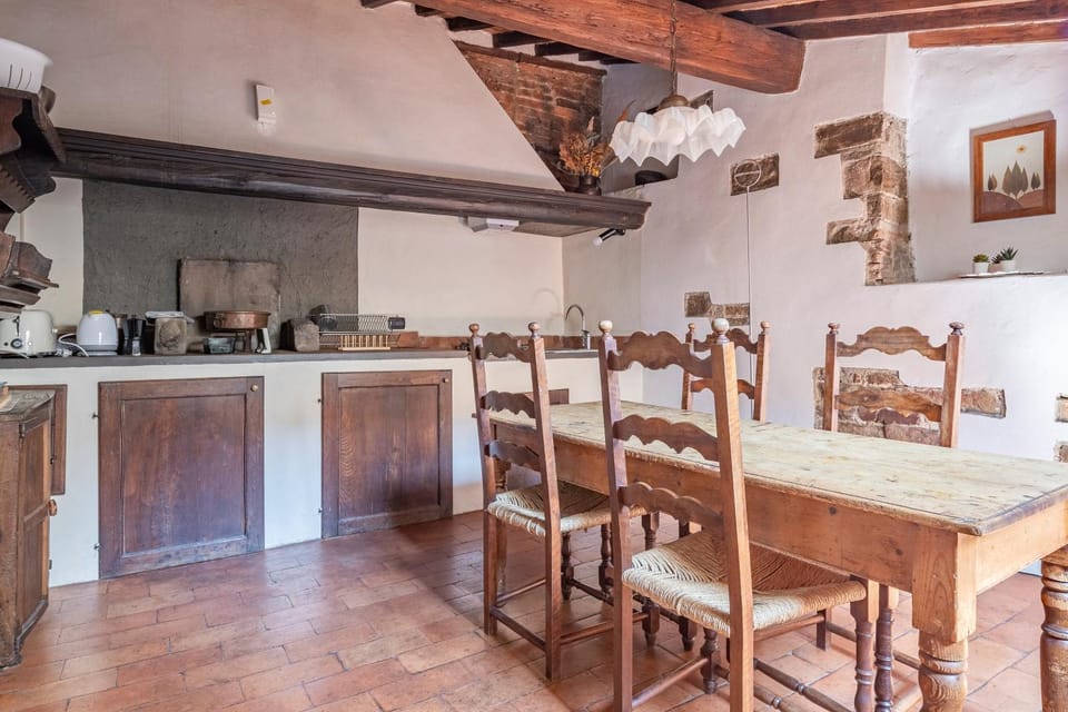 Kitchen or kitchenette, Dining area, stove