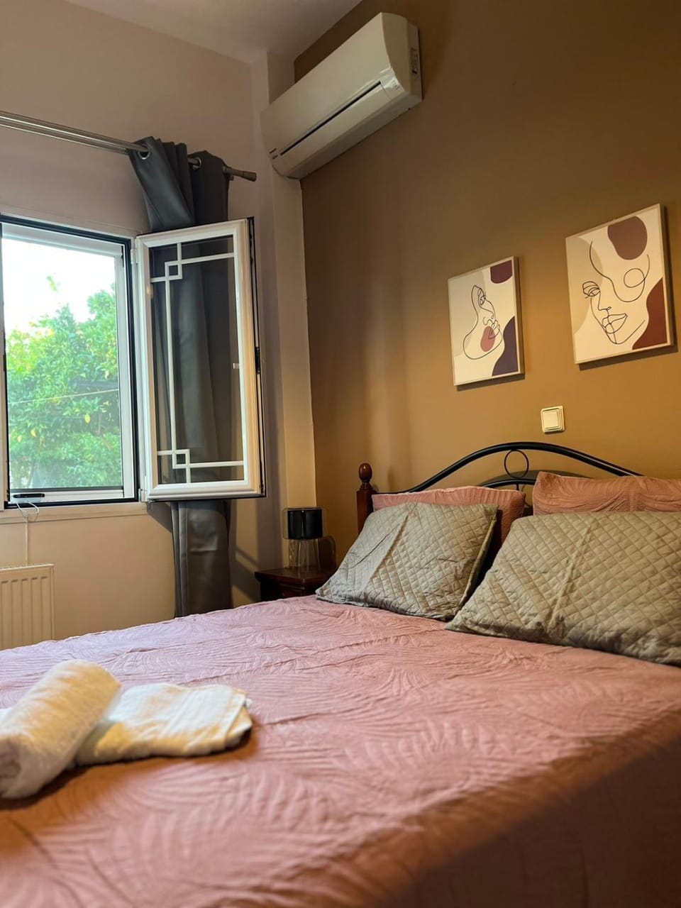 Bed, Bedroom, air conditioner