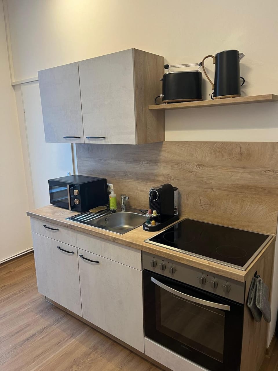 Coffee/tea facilities, Kitchen or kitchenette, stove, toaster