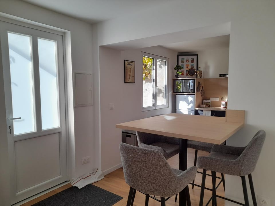 Kitchen or kitchenette, Dining area