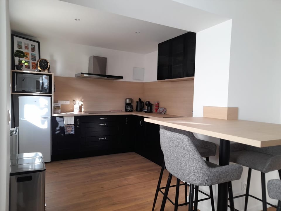 Kitchen or kitchenette, Dining area, dishwasher, microwave, stove