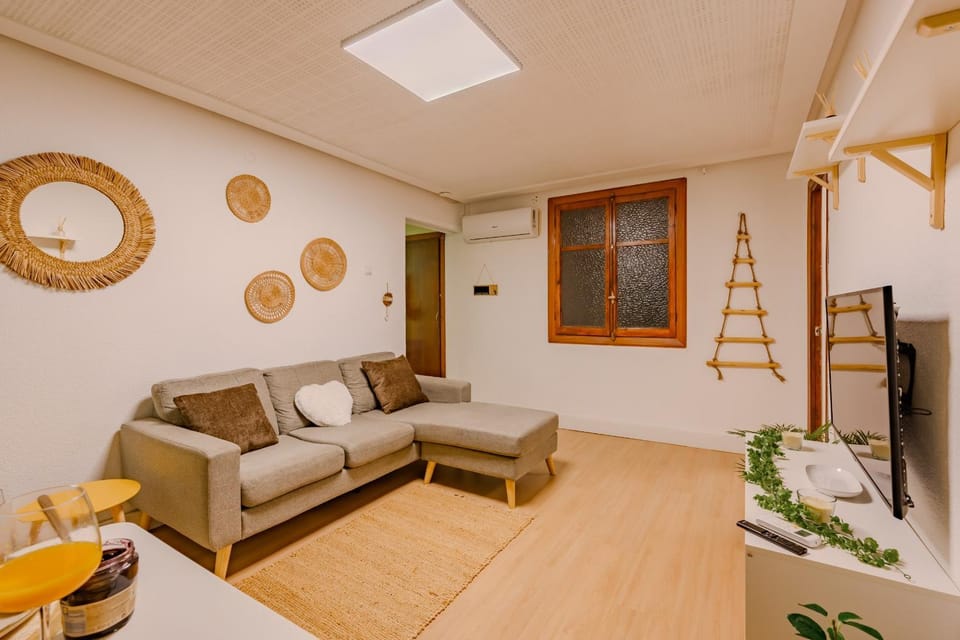 Cabanal BeachFront - 1 Min to Sea, AC, SmartTv, Balcony Apartment in Valencia