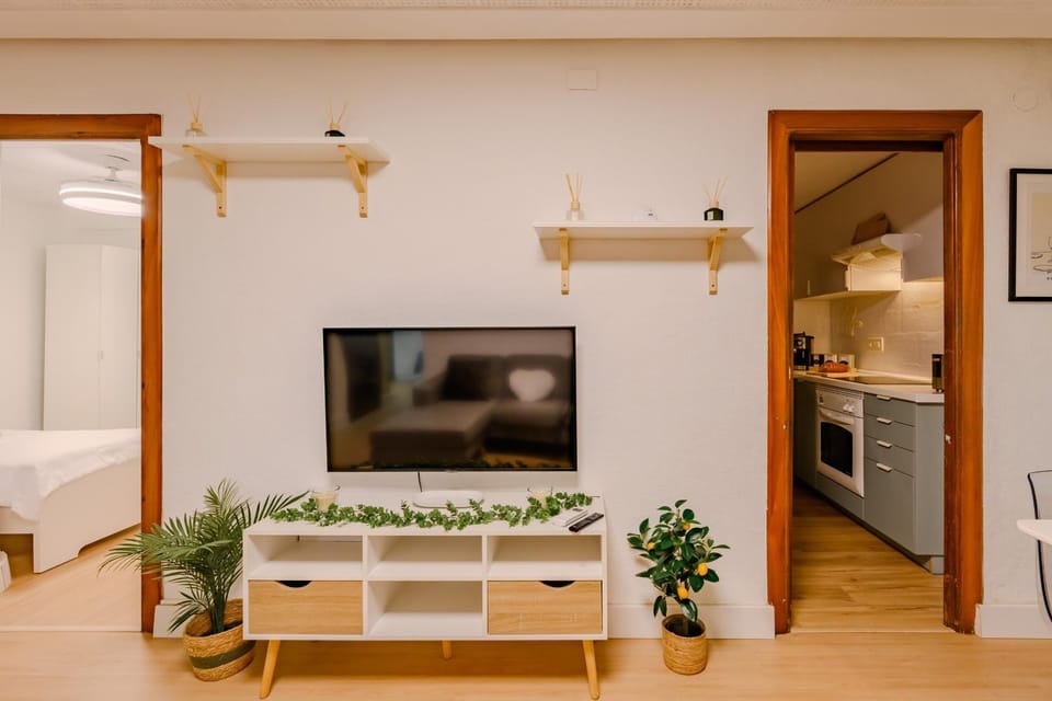 Cabanal BeachFront - 1 Min to Sea, AC, SmartTv, Balcony Apartment in Valencia