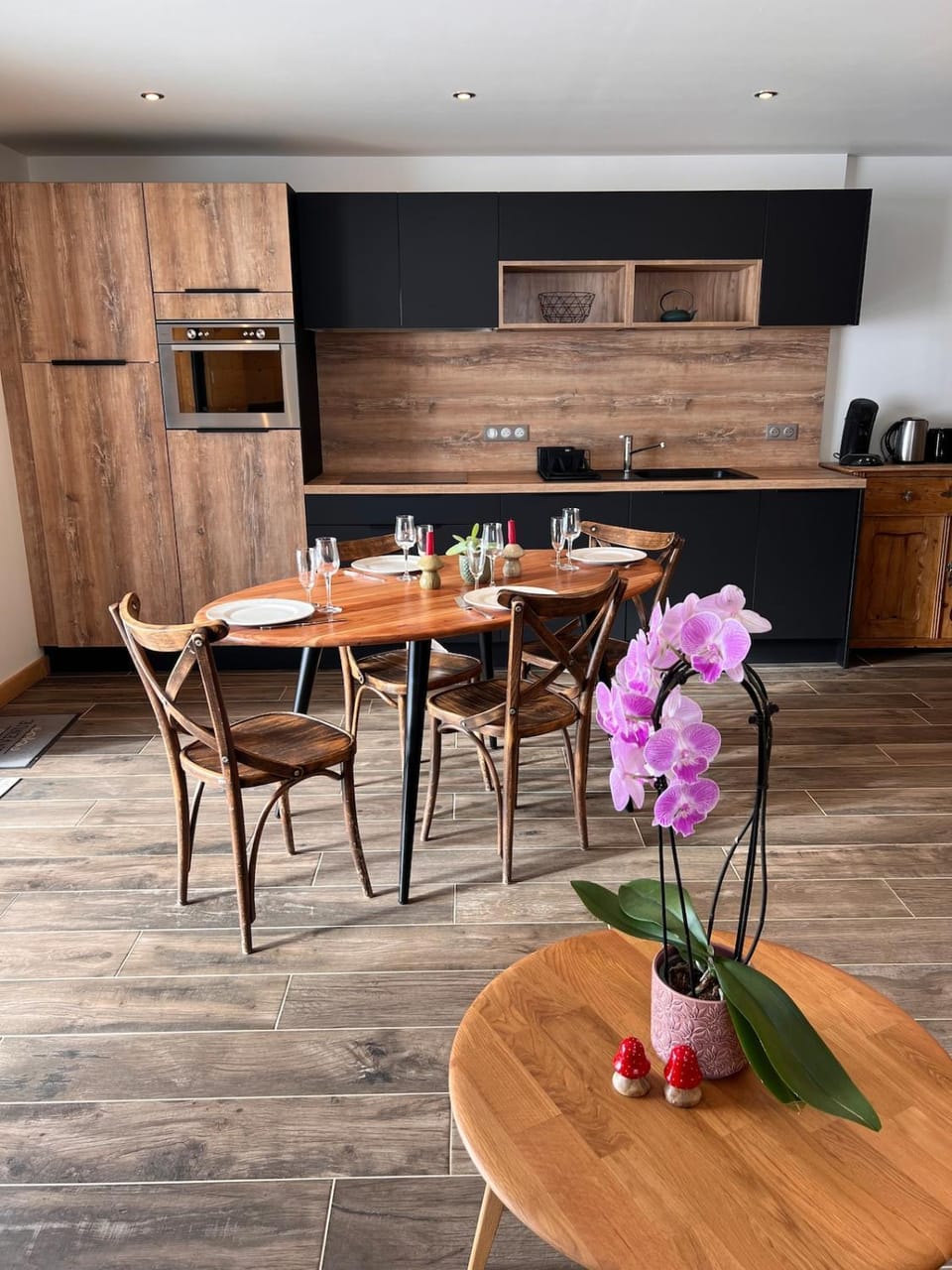 Kitchen or kitchenette, Living room, Seating area, Dining area