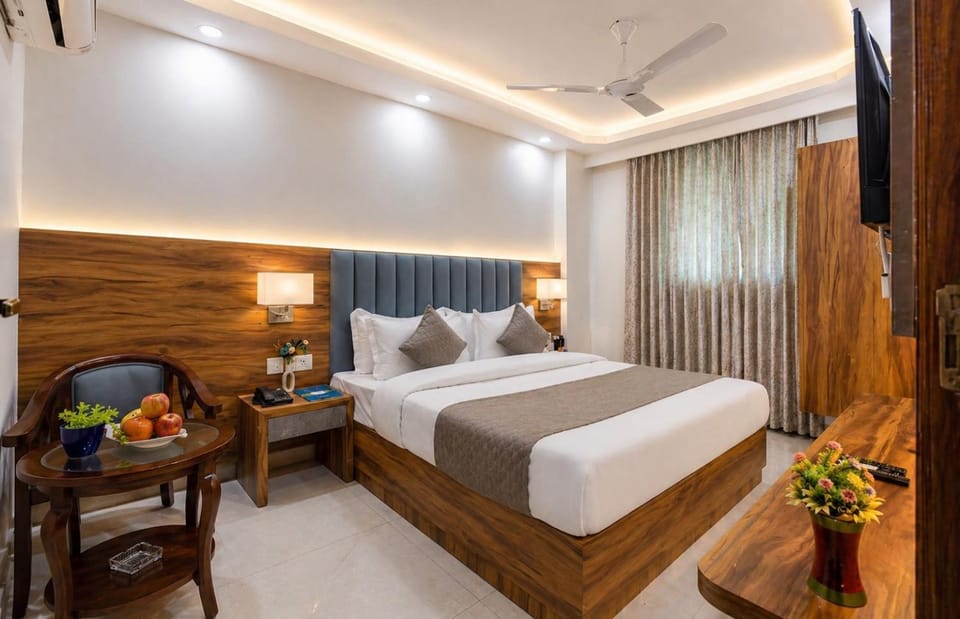 Bed, TV and multimedia, Photo of the whole room, Seating area, Bedroom