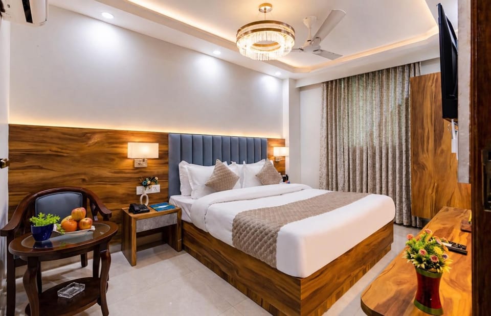 Bed, Photo of the whole room, Seating area, Bedroom