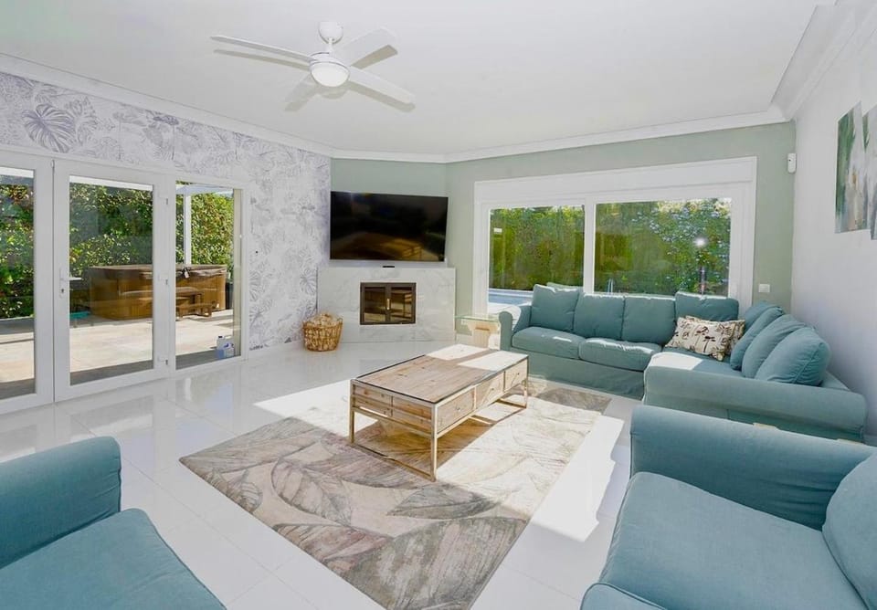 TV and multimedia, Living room, Seating area, fireplace