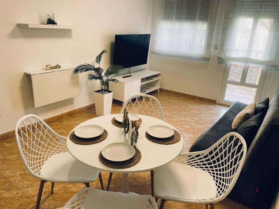 TV and multimedia, Living room, Lounge or bar, Seating area, Dining area