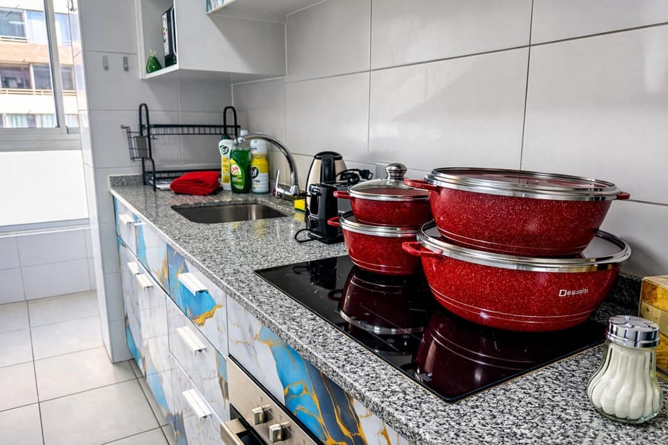 Kitchen or kitchenette, minibar