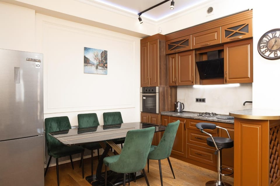 Kitchen or kitchenette, Dining area, oven, stove