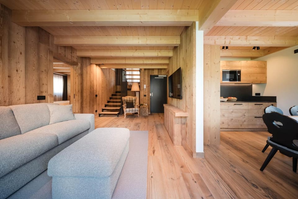 TV and multimedia, Kitchen or kitchenette, Living room, Seating area