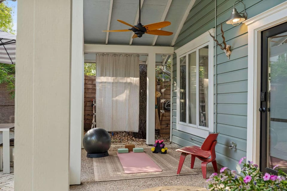 Ladybird Villa - Heated Saltwater Pool - Walk to SoCo House in Austin