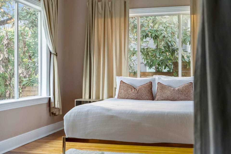 Ladybird Villa - Heated Saltwater Pool - Walk to SoCo House in Austin