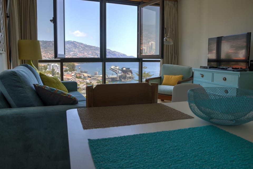 Day, Natural landscape, Living room, Dining area, On site