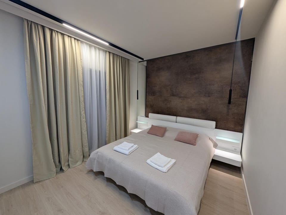 Bed, Bedroom, towels