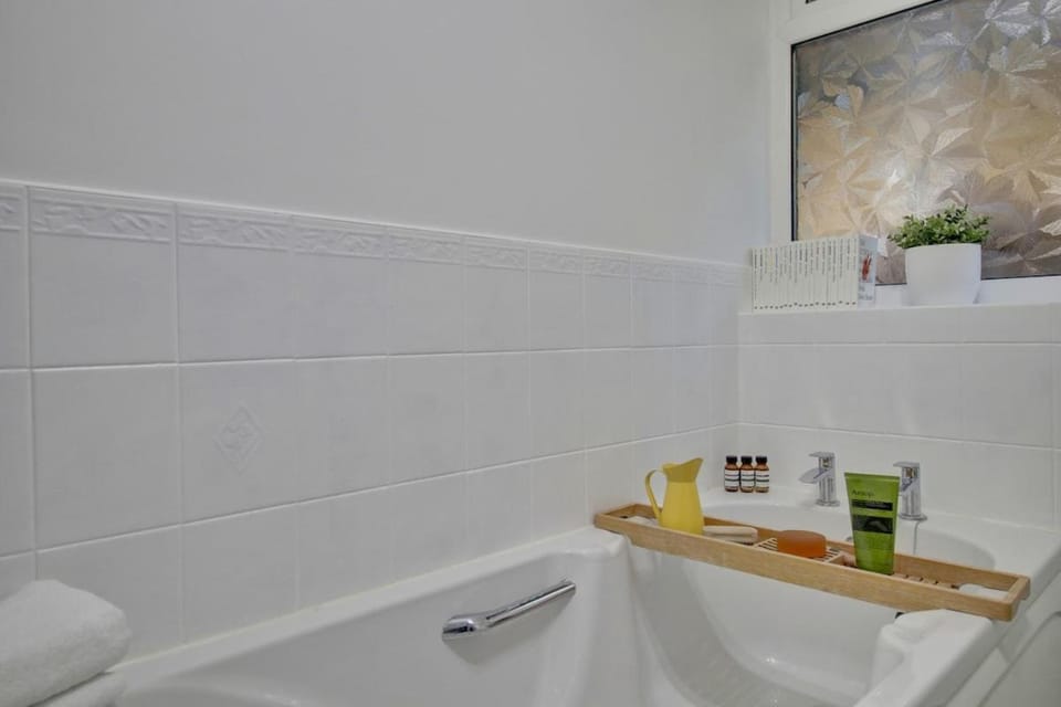 Stylish spacious apartment near airport, Rawdon Apartment in Leeds