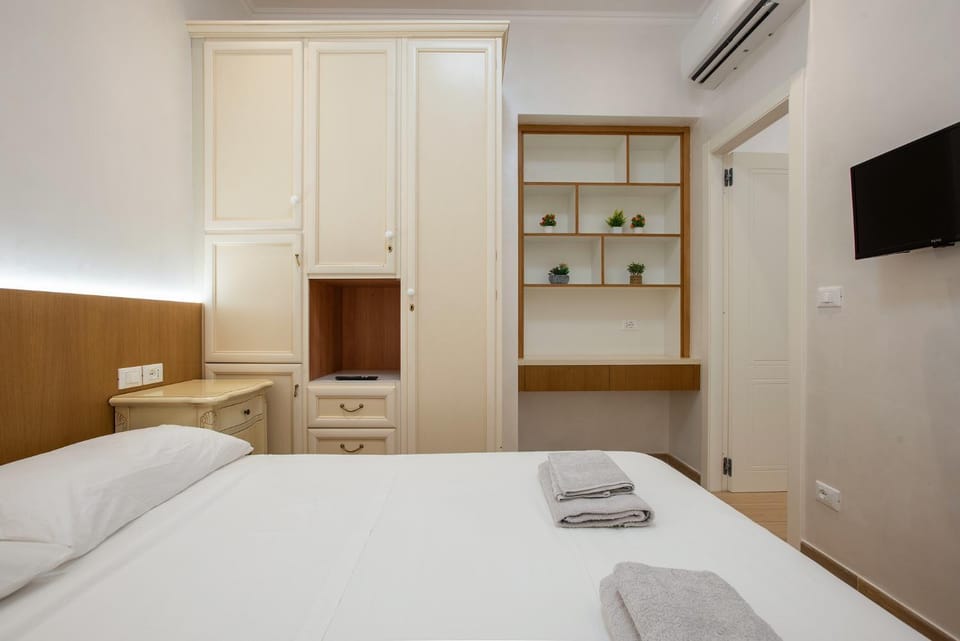 Photo of the whole room, Bedroom, air conditioner