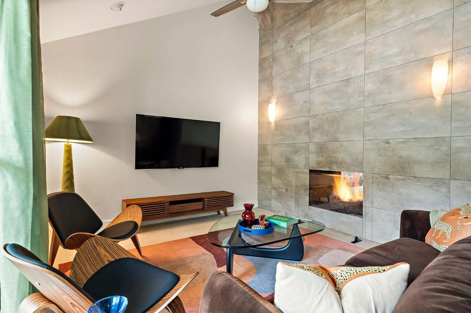 Desert Disco - 4BR Mid-Century Modern Design House in Austin