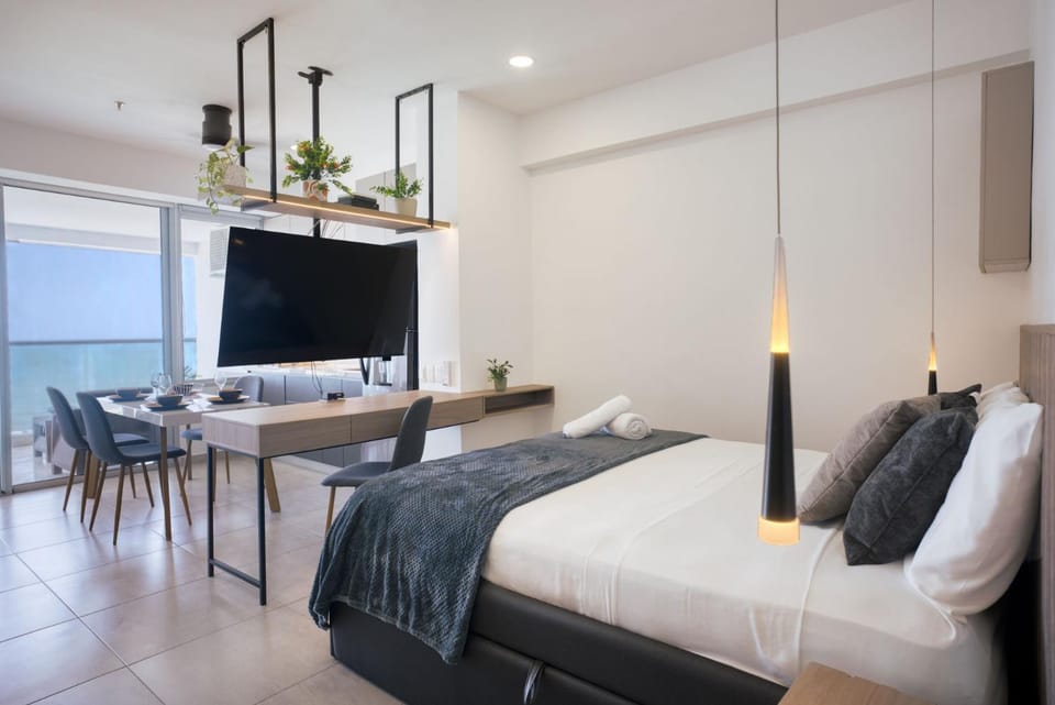 Bed, TV and multimedia, Sea view