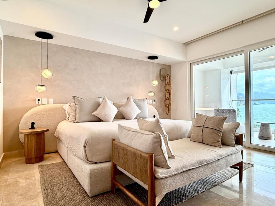 Bed, Photo of the whole room, Seating area, Bedroom