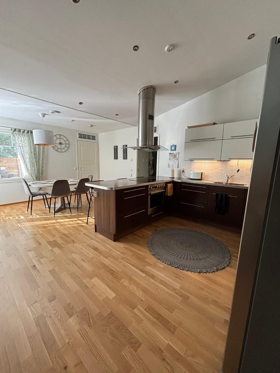 Kitchen or kitchenette, Dining area, stove