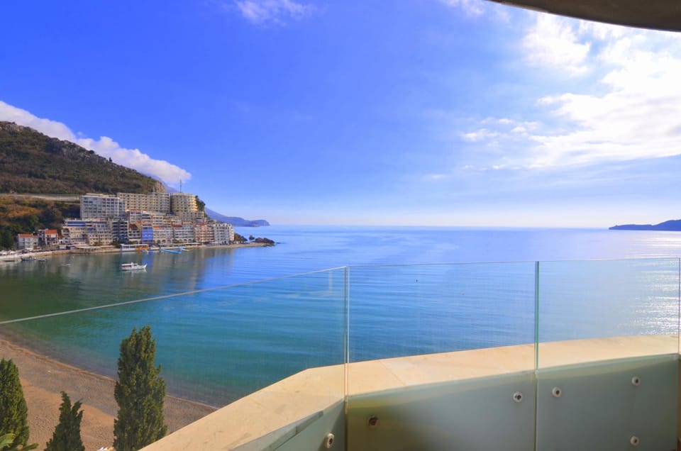 View (from property/room), View (from property/room), Balcony/Terrace, City view, Mountain view