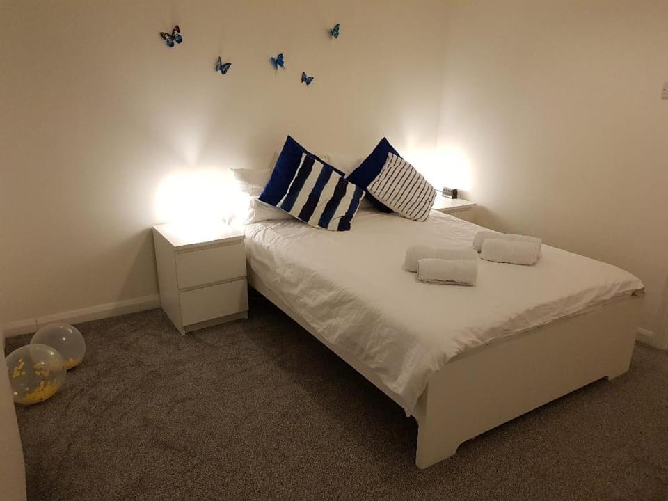 Small Bedroom for 3 People, Friendly Cats in Common Areas Bed and Breakfast in London