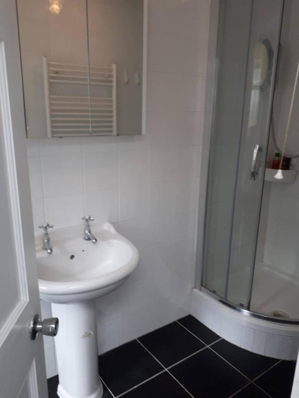 Small Bedroom for 3 People, Friendly Cats in Common Areas Bed and Breakfast in London
