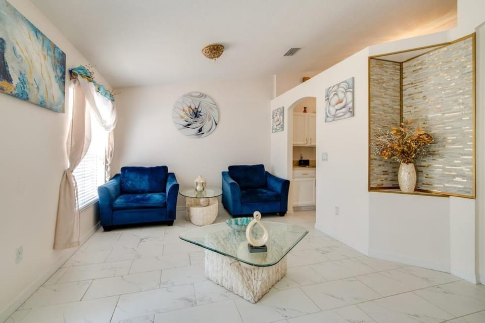 SPACIOUS & Welcoming 3 Bdrm Home, Cozy, PET FRIENDLY in Quiet Neighborhood House in Florida