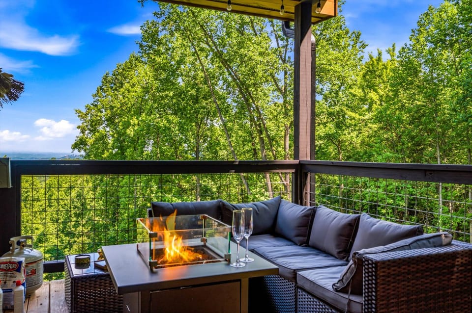 Cozy Escape Romantic Luxe Cabin Hot Tub Fire Table Cabin in Gatlinburg