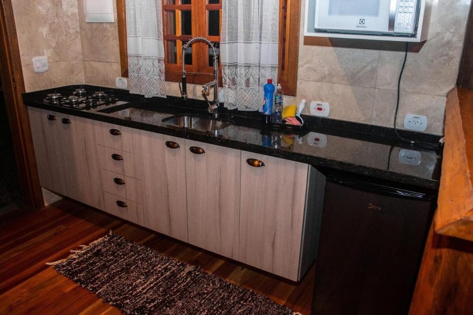 Kitchen or kitchenette, microwave, minibar, stove