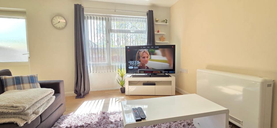 Communal lounge/ TV room, TV and multimedia, Seating area, Evening entertainment