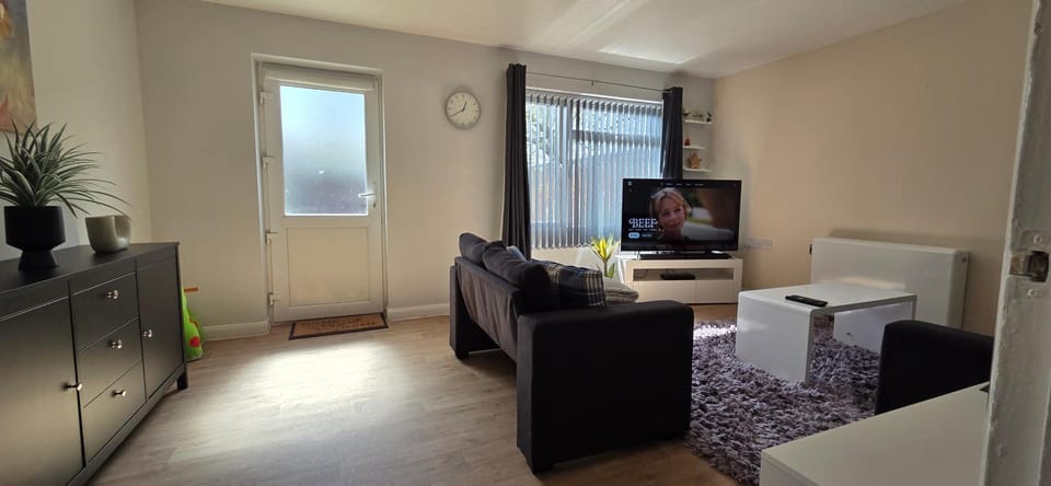 Communal lounge/ TV room, TV and multimedia, Living room, Seating area, Evening entertainment