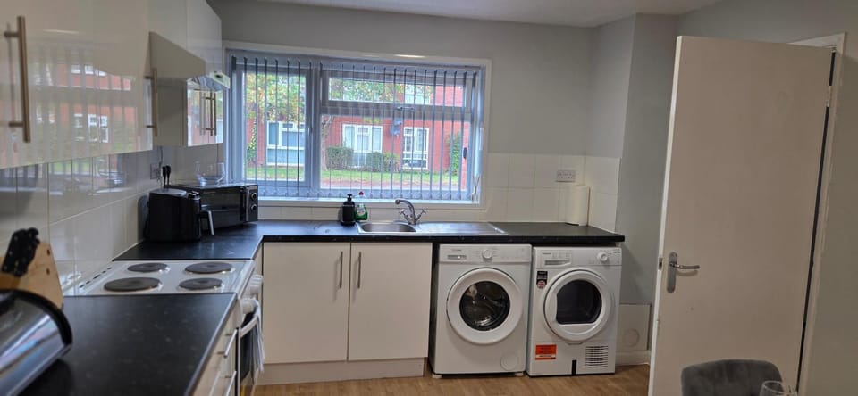 Kitchen or kitchenette, stove, washing machine