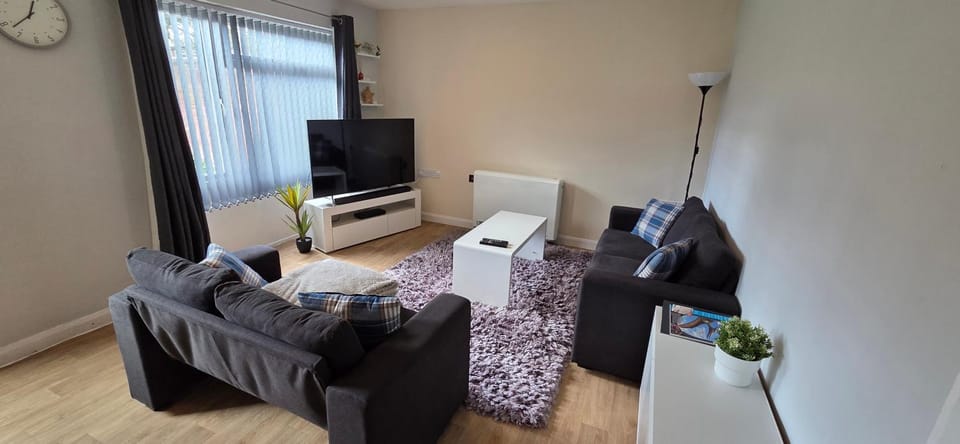 Communal lounge/ TV room, TV and multimedia, Living room, Seating area, Evening entertainment