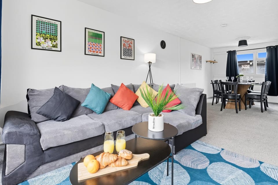 TV and multimedia, Living room, Seating area, Dining area