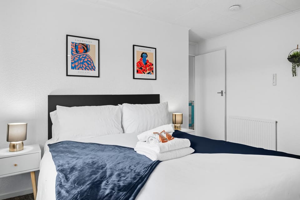 Bed, Bedroom, towels