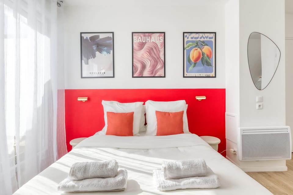 Bed, Decorative detail, towels