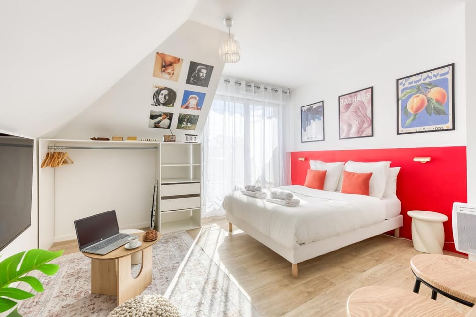 Bed, Seating area, Bedroom