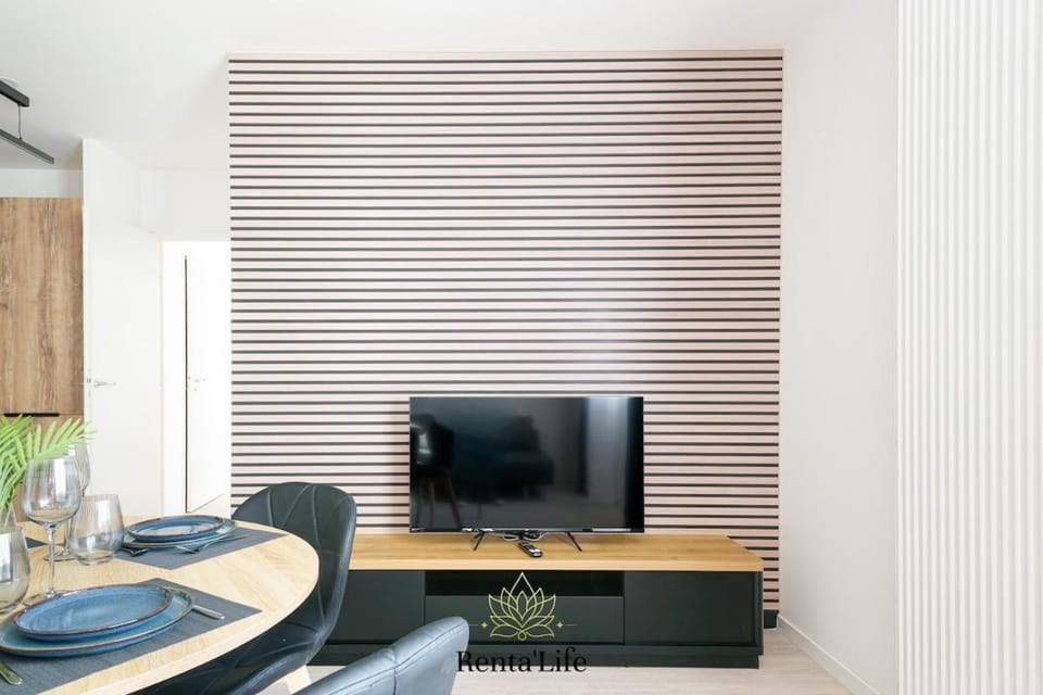 Communal lounge/ TV room, TV and multimedia, Living room, Seating area, Dining area