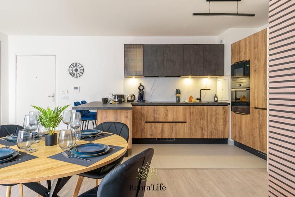 Kitchen or kitchenette, Dining area, stove