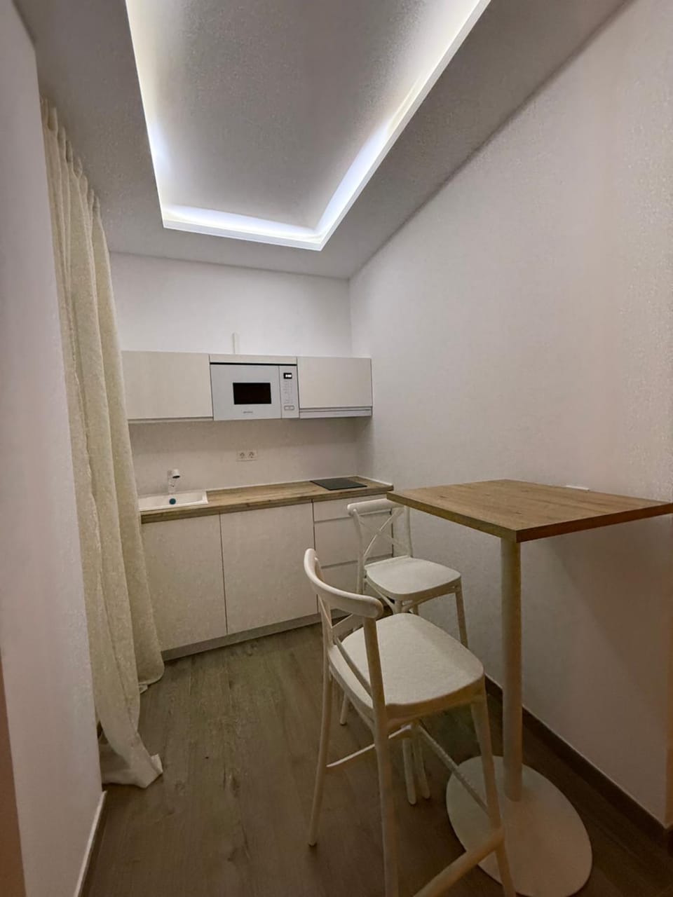 Kitchen or kitchenette, Dining area, minibar