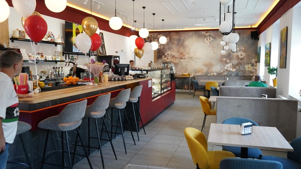 Restaurant/places to eat, Seating area