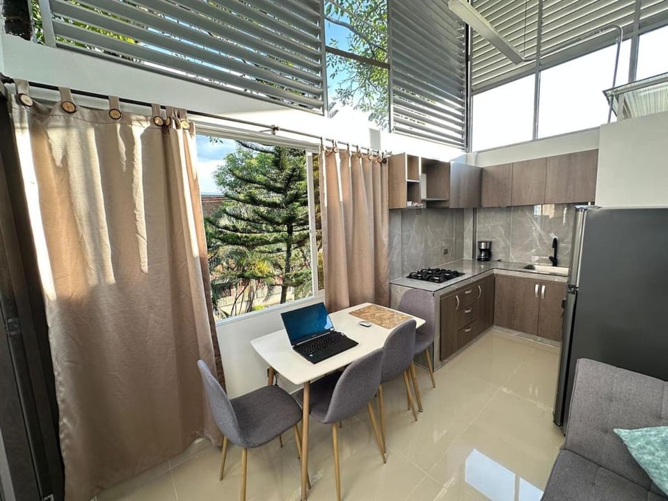 Kitchen or kitchenette, Dining area