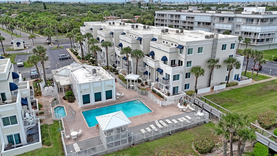 Comfort by the Beach - Heated Pool & Private Beach House in Cape Canaveral