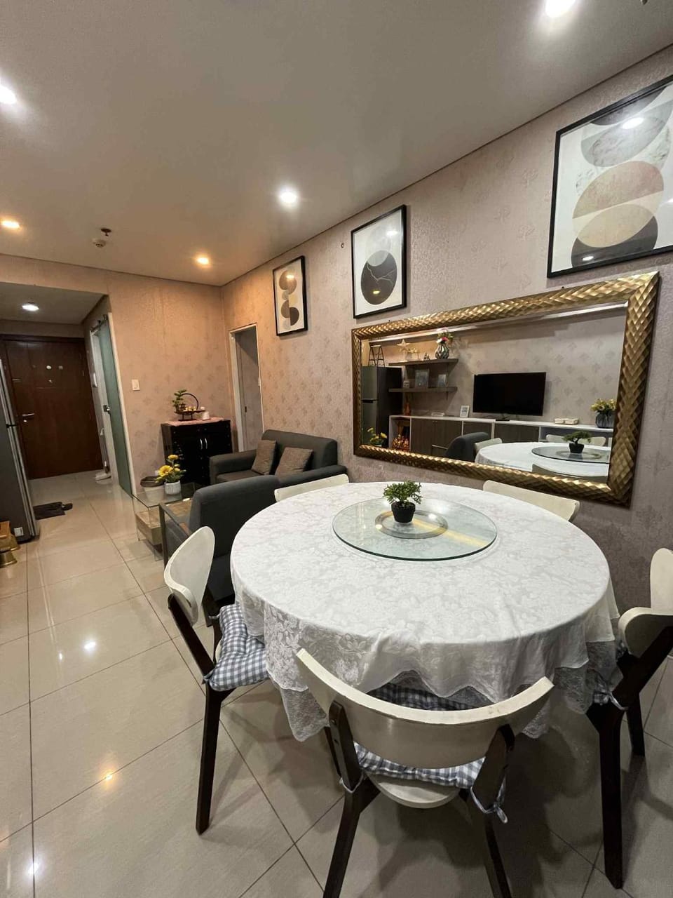 Kitchen or kitchenette, Dining area