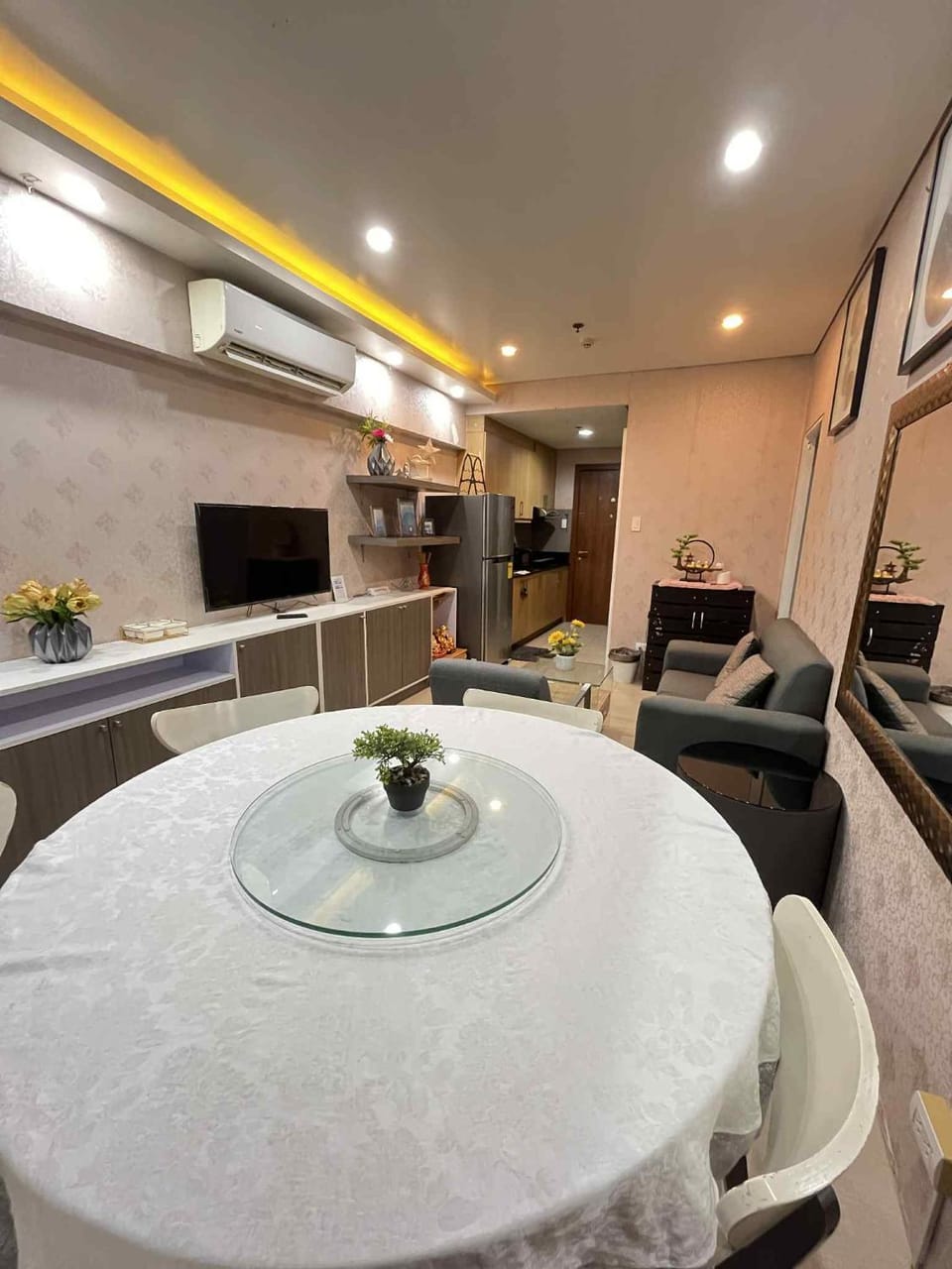 TV and multimedia, Kitchen or kitchenette, Living room, Seating area, Dining area