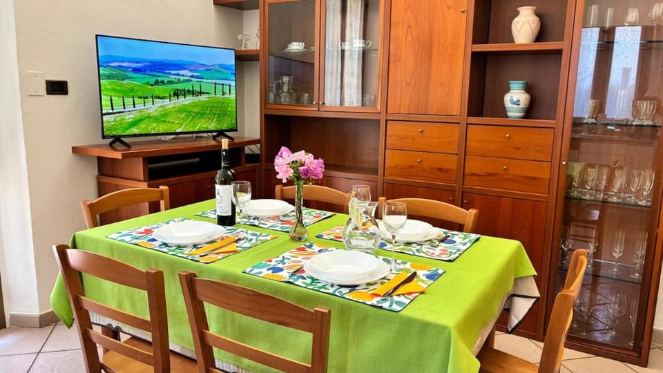 TV and multimedia, Food and drinks, Dining area, Evening entertainment, Food, Drinks